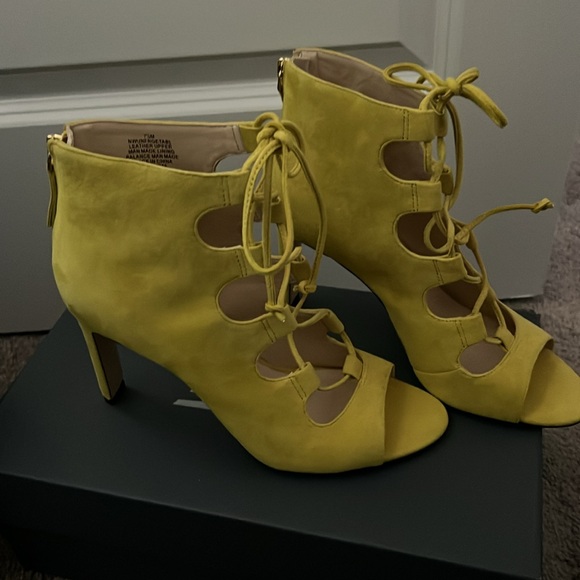 Nine West Nwunfrgetable in yellow suede tie up ankle bootie size 7.5 - Picture 2 of 4